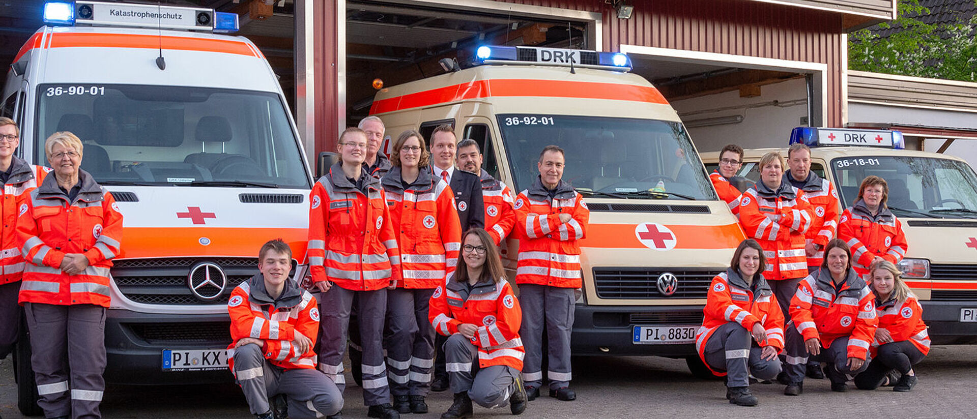 Die Bereitschaft mit Fahrzeugen vor den Fahrzeughalle